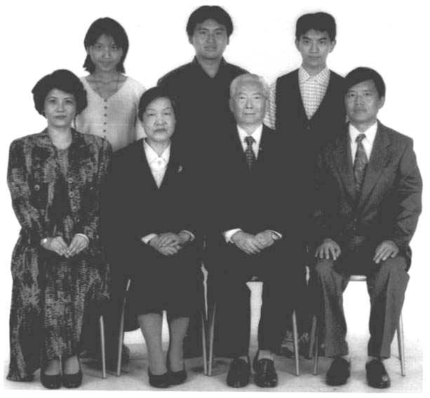 family.jpg (36039 bytes)